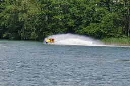 Didžiulio ežere bangas ir poilsiautojų nerimą kelia čia uždrausti vandens motociklai