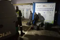 „Senukų“ kiemą švarina metalų ieškantys „sanitarai“