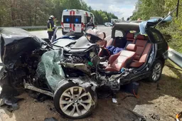 Prienų rajone susidūrė trys automobiliai, gelbėtojai vadavo du žmones