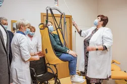 Dzūkijos sostinėje atidarytas modernus apžiūrų kabinetas žmonėms su negalia