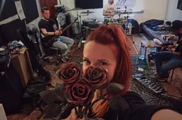 Dzūkų nukaldintos rožės pasiekė V. Cojaus memorialą S. Peterburge