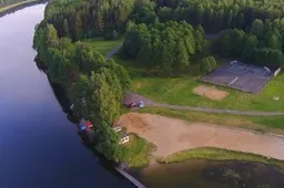 Gyventojai piestu stoja prieš vandens motociklus ežere