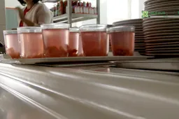 Sveiki mokyklų valgiai skanūs ne visiems: nuo „bado“ gelbėja greitas maistas