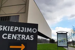 Daugiausiai reakcijų – po „Vaxzevria“, mažiausiai – po „Moderna“ skiepų, koronavirusui gydyti laukiama naujo vaisto