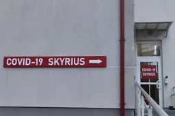 COVID-19 skyriai toliau pildosi ligoniais