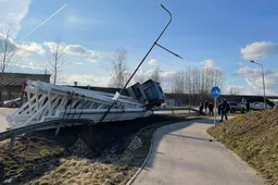 Prie Alytaus viaduko nuvirto negabaritinį krovinį vežęs vilkikas