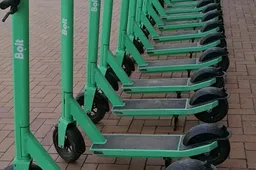 Elektrinius paspirtukus norima išvaryti nuo šaligatvių, leisti vairuoti nuo 16 metų