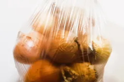 Seimūnai uždraudė parduotuvėse dalinti nemokamą celofaną