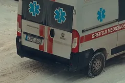 Neblaivi moteris peiliu sužalojo vyrą