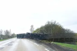 Kelyje apvirto automobilius vežęs vilkikas