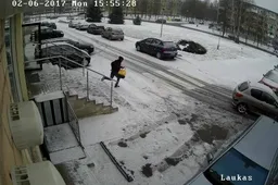 Iš parduotuvės buvusioje vaikų poliklinikoje vyras pabėgo su moteriškais rankinukais (VIDEO)