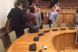 Alytaus opozicija su pozicija prie apvalaus Rotušės stalo nesipliekė ir netgi mėgino taikytis (VIDEOĮRAŠAS)
