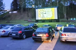 Lauko kinas: sėdint automobiliuose arba ant Dainų slėnio laiptų šeštadienį