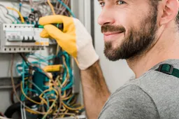 Kaip išsikviesti elektriką į namus?