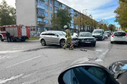 Vilties gatvėje „pasibučiavo“ moterų vairuojami automobiliai