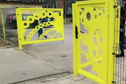 Naujas darželių tvoras papuošė spalvoti vartai