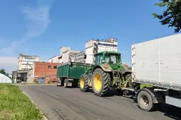 Kad laukimas eilėje ūkininkams neprailgtų, Alytuje jie pavaišinami