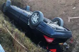 Putinuose nuo kelio nuvažiavo ir vertėsi mersedesas