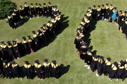 Marijampolės kolegijos dvidešimtmečio absolventams įteikti aukštojo mokslo baigimo diplomai