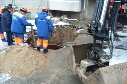Vandentiekininkai likviduoja avariją prie Volungės g. 26 (NUOTRAUKOS)