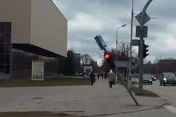 Šviesoforą prie Alytaus arenos taranavo girta vairuotoja, vadeliojusi vogtą bolidą