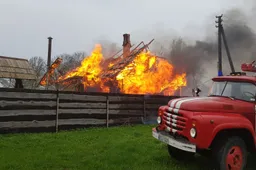 Gaisras sunaikino namą ir visą jaunos šeimos turėtą turtą