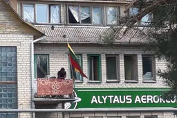 Nelegalai iš Afrikos Alytuje pasikabino lietuvišką trispalvę