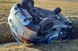 Kelyje Kaunas-Prienai-Alytus į avariją pateko ir apvirto automobilis