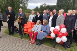Alytaus mieste pastatytas „Draugystės“ suolelis, skirtas senjorams