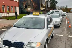 Taksi automobilį kliudęs „Audi“ daužėsi ir į VW