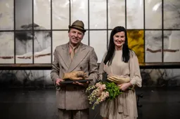 „Teatrakmenių“ apdovanojimai – aktoriui V. Vaškiui ir teatro darbuotojai R. Petuškienei