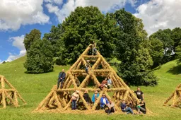 Šalia piliakalnio Pirmame Alytuje – įspūdinga šiaudinių skulptūrų paroda