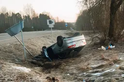 Žiede ties Miroslavu nuo kelio nuvažiavo ir apsivertė automobilis, keliems užsieniečiams prireikė medikų