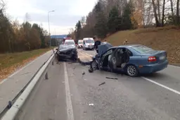 Kauno klinikų medikų pagalbos prireikė avarijos kaltininkui „Volvo“ vairuotojui ir trims BMW keleivėms