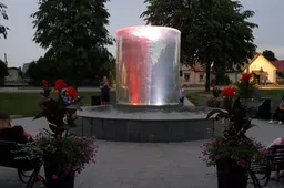 Butrimonių fontanas nušvito Baltarusijos vėliavos spalvomis