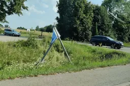 Nukentėjo neblaivus motociklininkas, vairuotoja apgadino kelio ženklą