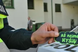 Blaivumo patikrinimo siekė išvengti kyšį palikdamas ant policijos automobilio buferio