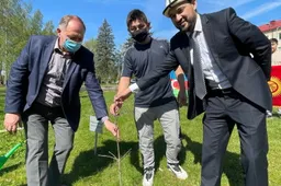 Alytaus kolegijos skvere – studentų iš Kirgizijos ir šios šalies diasporos Lietuvoje dovanotas ąžuolas