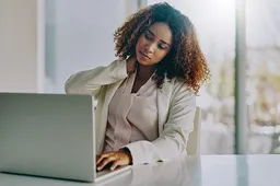 Ar ydinga laikysena gali būti skaudančio kaklo priežastimi?