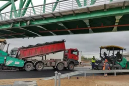 Baigia asfalto tiesimą po Naujosios gatvės geležinkelio viaduku