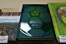 Knygą „Alytaus futbolas“ skaitytojai sutiko tarptautinę futbolo dieną