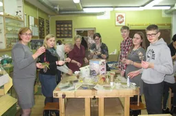 Vidzgiriškiai gamino kalėdinius žaisliukus ir dekoracijas ir papuošė eglutę