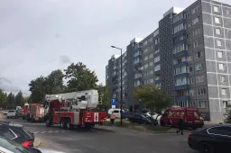 Išgąsdino nuo daugiabučio stogo kylantys dūmai