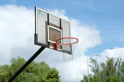 Vasara aktyviai ir turiningai: su krepšinio kamuoliu atnaujintose aikštelėse