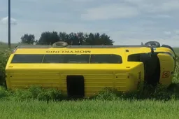 Nuo kelio nuvažiavo mokyklinis autobusiukas su nepilnamečiais, kai kuriuos teko gabenti į ligoninę