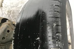 Nepaisydami slidžių kelių vairuoja automobilius net plikomis padangomis