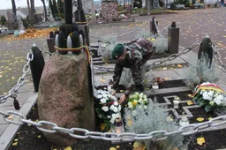 Prezidento vardu gėlių Alytuje padėta ant A. Juozapavičiaus kapo