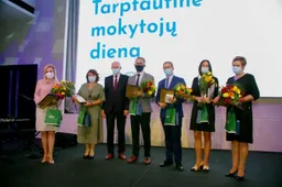 Ministerija apdovanojo alytiškes mokytojas R. Zubrickienę ir I. Kazlauskienę