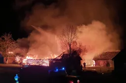 Gaisras suniokojo pastatus ir automobilius