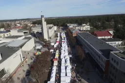 Mugė mėgino sutilpti į Rotušės aikštę